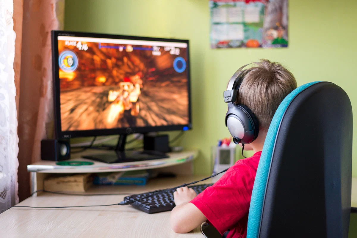 Kompyuteniye igri. Ребенок играющий в компьютерную игру. Компьютер для детей. Ребенок за компьютером.