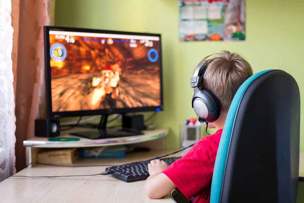 Видео где человек играет в игру. Kompyuteniye igri. Ребенок играющий в компьютерную игру. Компьютер для детей. Ребенок за компьютером.