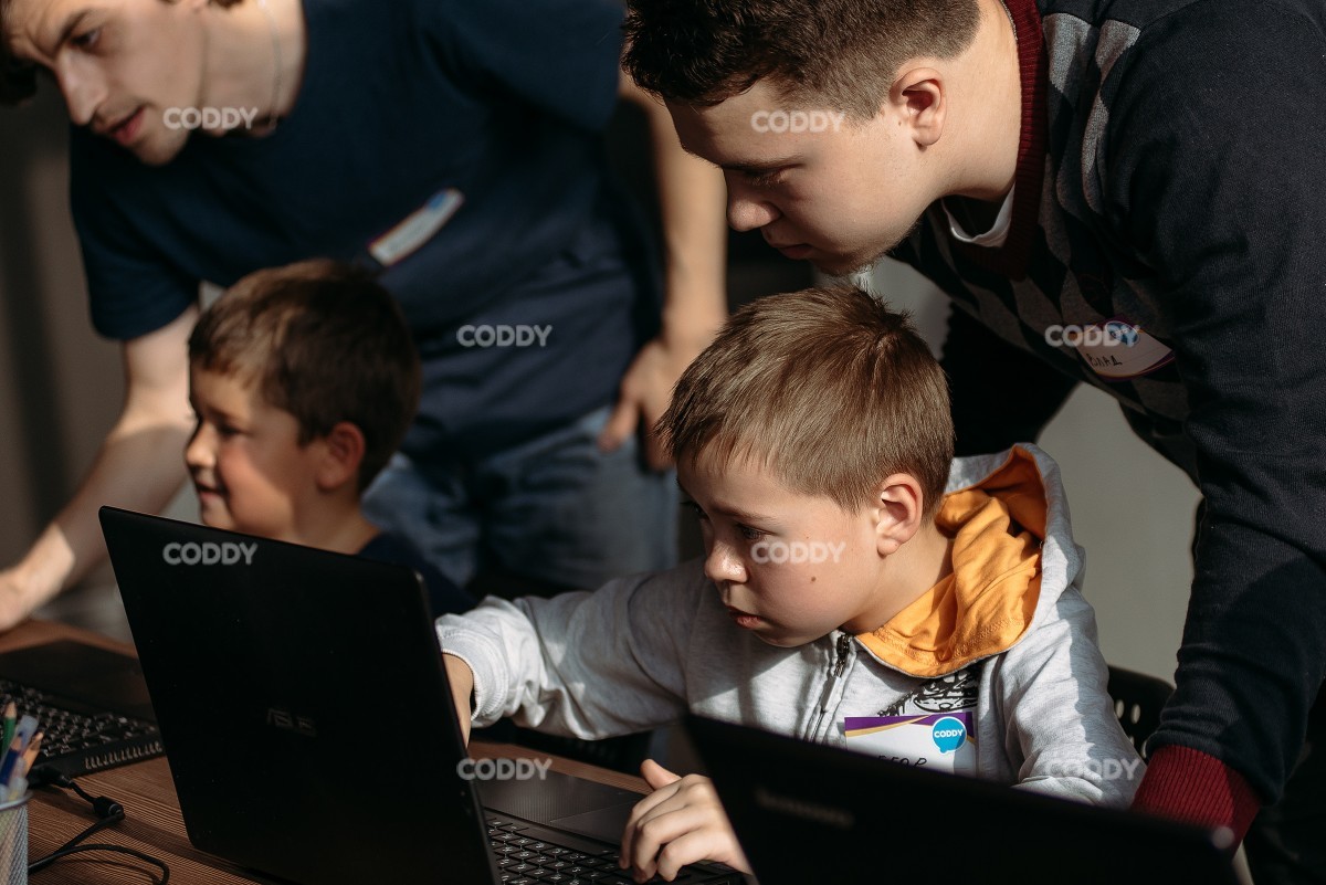 Coddy школа программирования. Обучение детей создания компьютерных игр. Разработка компьютерных игр для детей фото. Учеба через игру. Бесполезность Coddy.