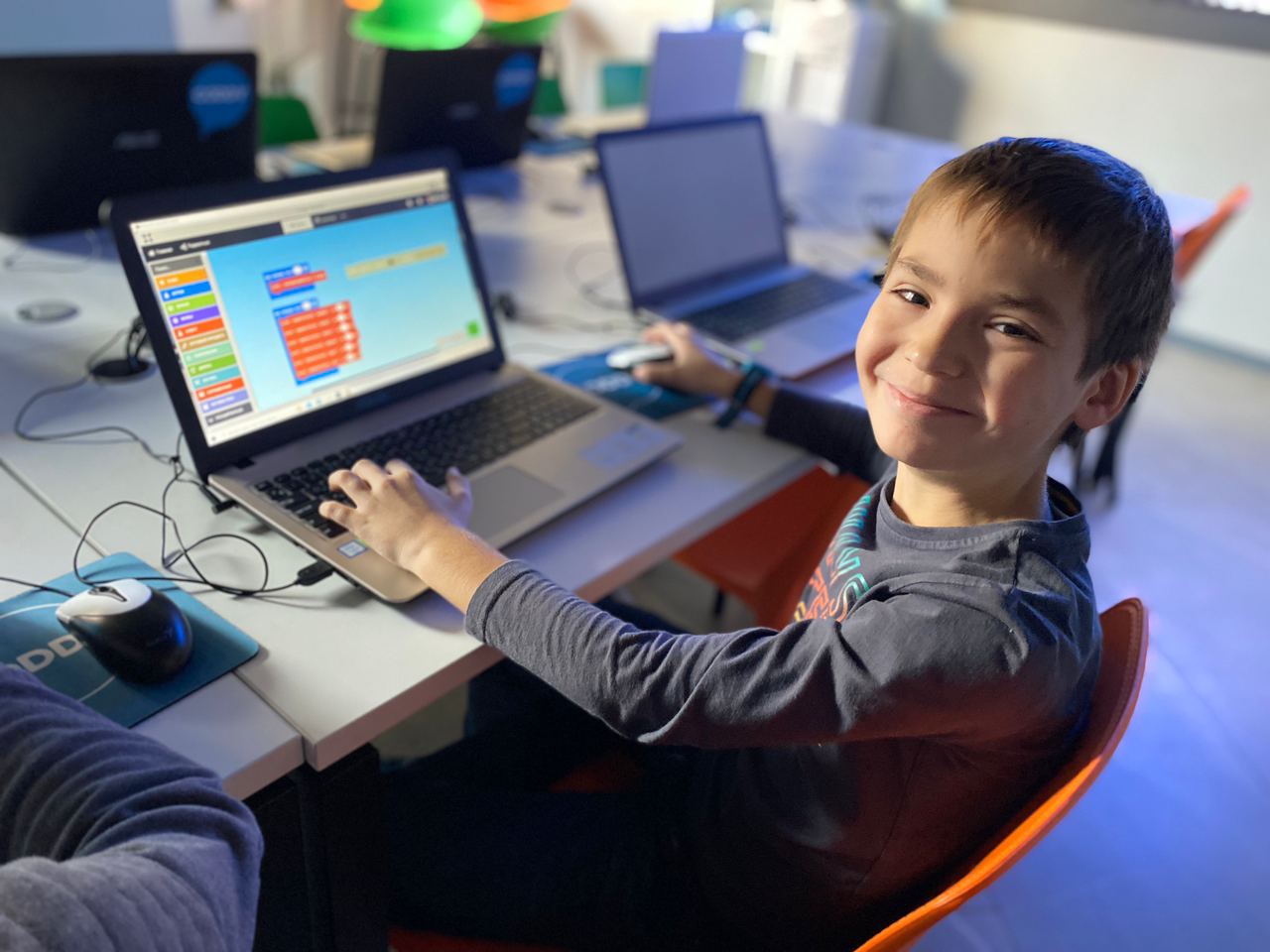 Ребенок программист. Школа программирования для детей. Программирование для детей ростов. Школьник программист. Программист ученик.